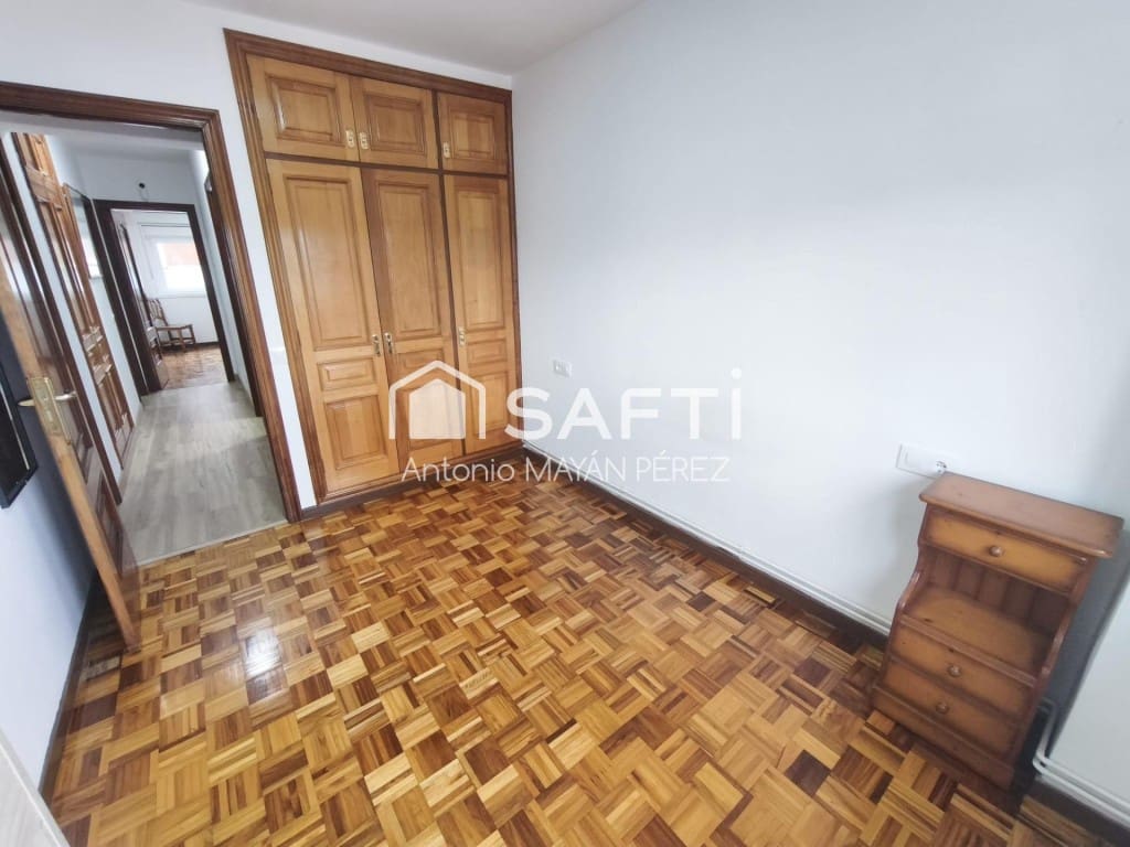 3 bedroom Apartment for sale in Santiago de Compostela - € 250,000 (Ref: 9894120)