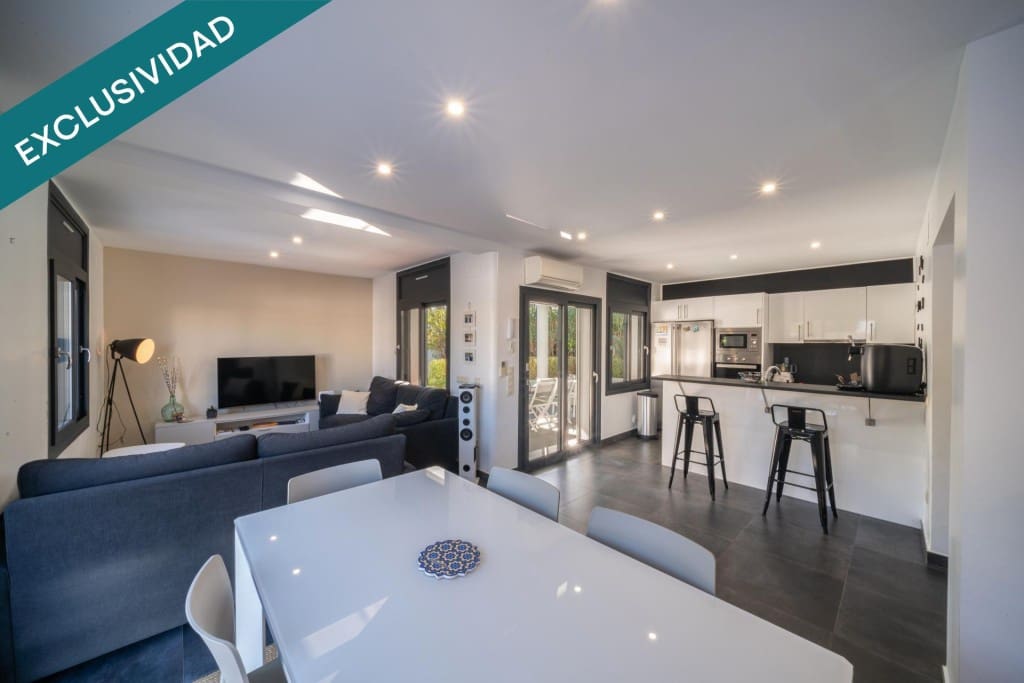 4 soverom Villa til salgs i Empuriabrava med svømmebasseng garasje - € 695 000 (Ref: 9894123)