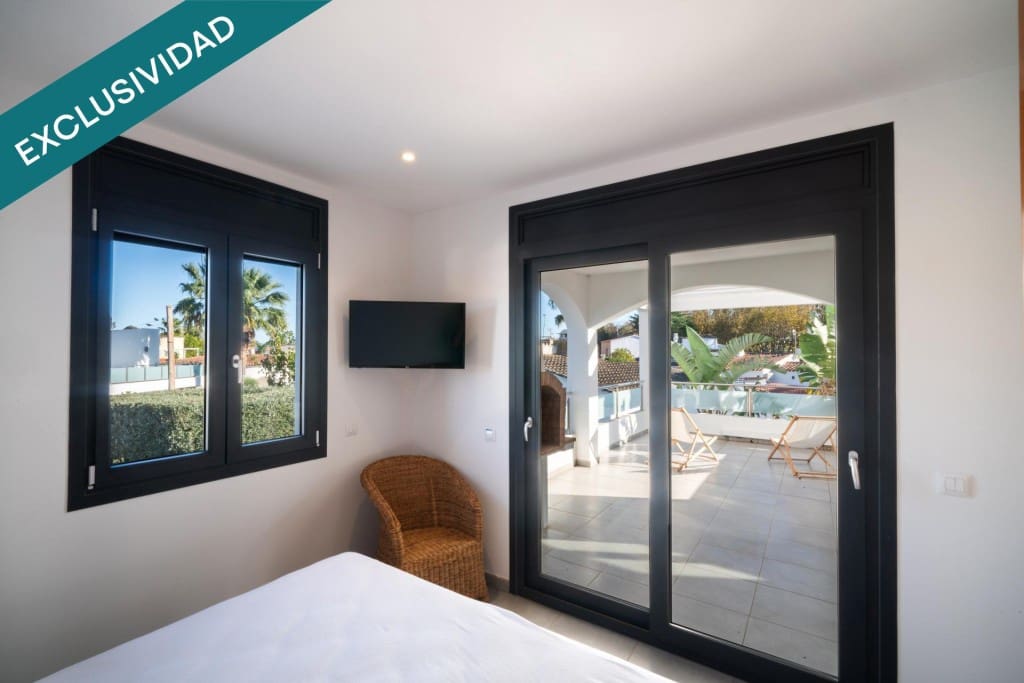4 soverom Villa til salgs i Empuriabrava med svømmebasseng garasje - € 695 000 (Ref: 9894123)