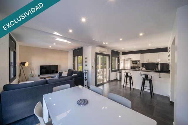 4 soverom Villa til salgs i Empuriabrava, Castelló d'Empúries med svømmebasseng garasje - € 695 000 (Ref: 9894123)