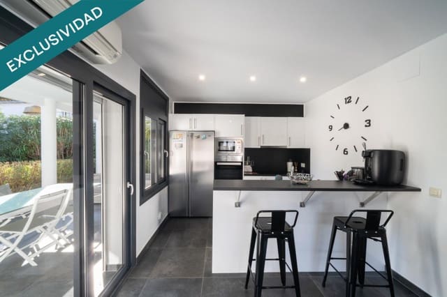 4 soverom Villa til salgs i Empuriabrava, Castelló d'Empúries med svømmebasseng garasje - € 695 000 (Ref: 9894123)