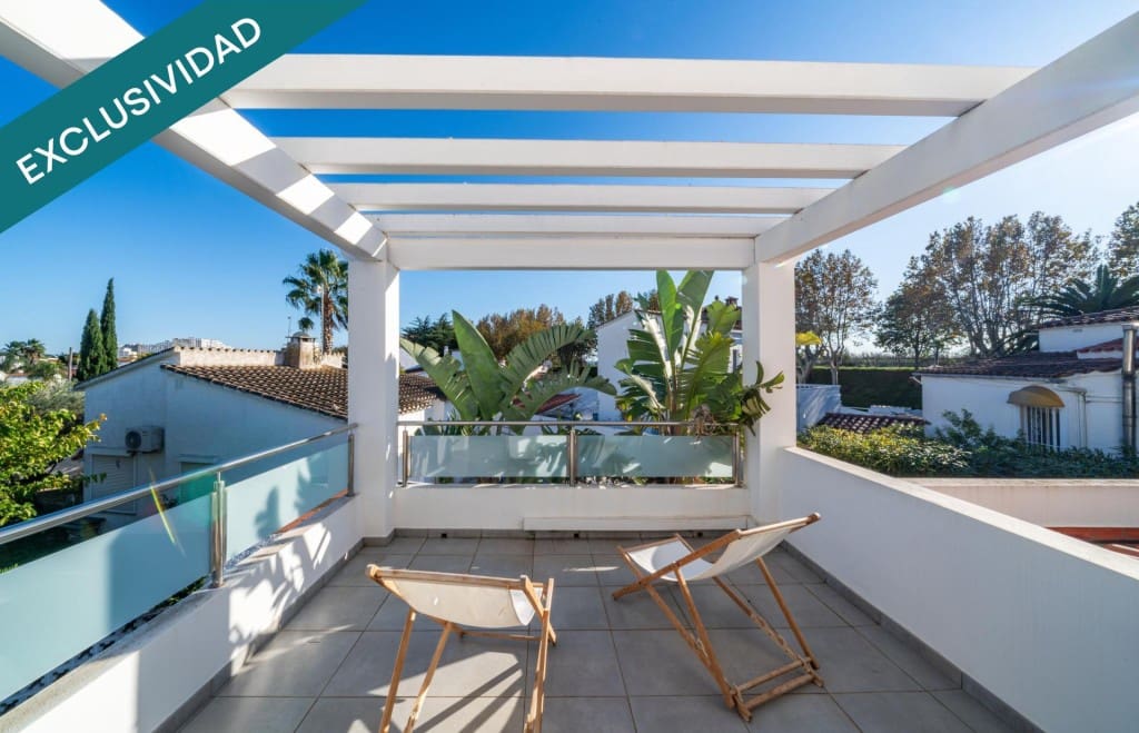4 soverom Villa til salgs i Empuriabrava med svømmebasseng garasje - € 695 000 (Ref: 9894123)