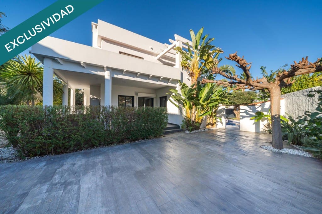 4 soverom Villa til salgs i Empuriabrava med svømmebasseng garasje - € 695 000 (Ref: 9894123)