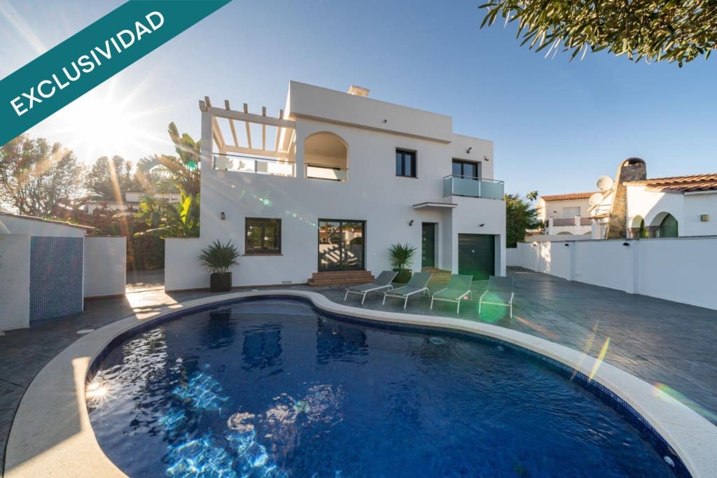 4 soverom Villa til salgs i Empuriabrava med svømmebasseng garasje - € 695 000 (Ref: 9894123)