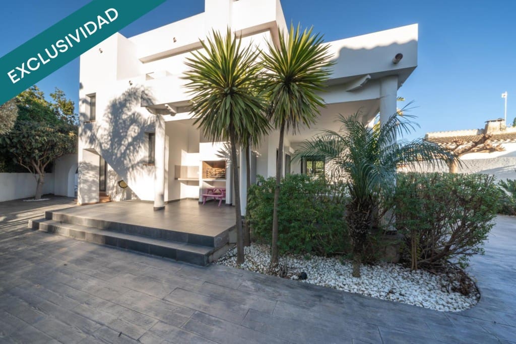 4 soverom Villa til salgs i Empuriabrava med svømmebasseng garasje - € 695 000 (Ref: 9894123)