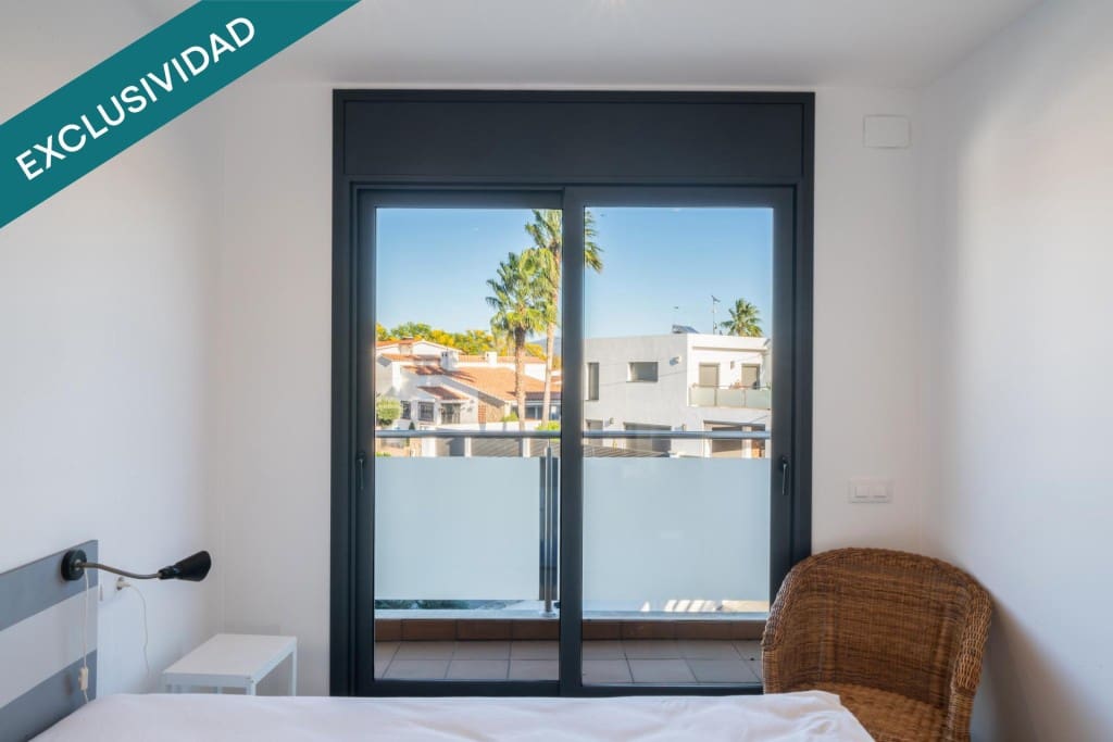 4 soverom Villa til salgs i Empuriabrava med svømmebasseng garasje - € 695 000 (Ref: 9894123)
