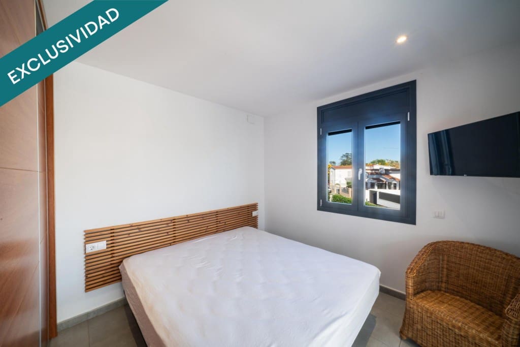 4 soverom Villa til salgs i Empuriabrava med svømmebasseng garasje - € 695 000 (Ref: 9894123)