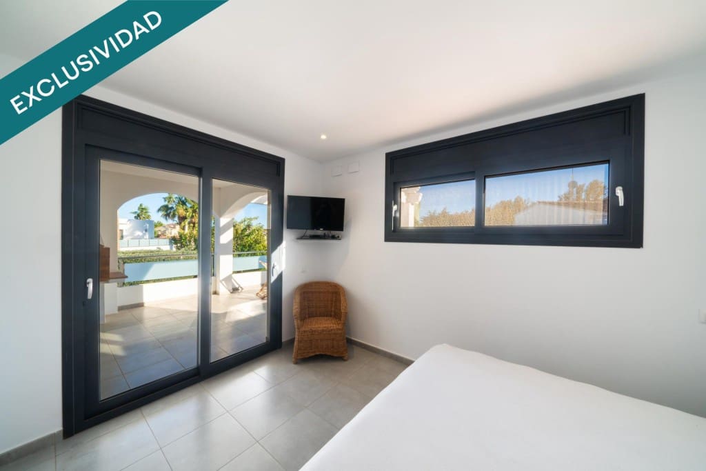 4 soverom Villa til salgs i Empuriabrava med svømmebasseng garasje - € 695 000 (Ref: 9894123)