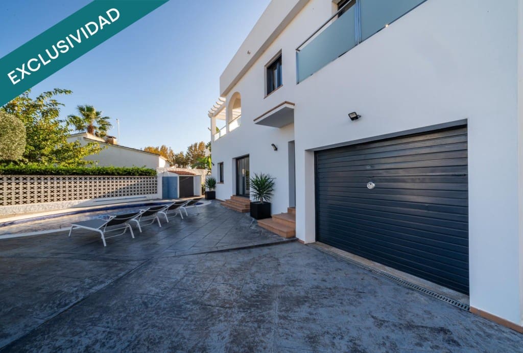 4 soverom Villa til salgs i Empuriabrava med svømmebasseng garasje - € 695 000 (Ref: 9894123)