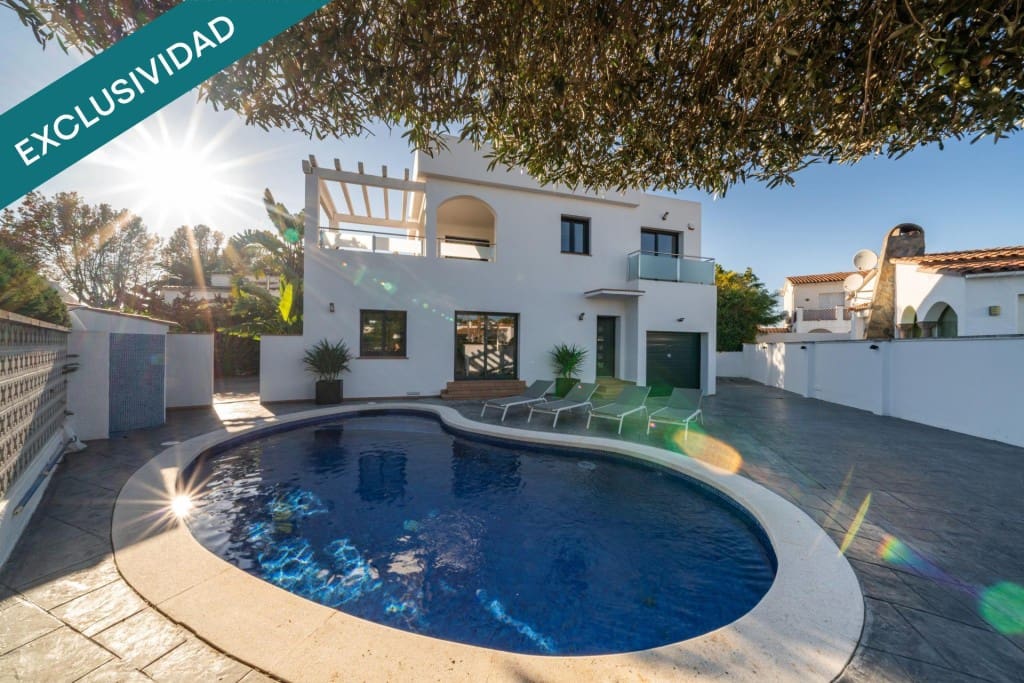 4 soverom Villa til salgs i Empuriabrava med svømmebasseng garasje - € 695 000 (Ref: 9894123)