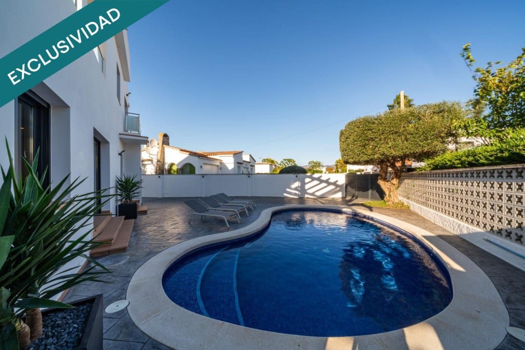 4 soverom Villa til salgs i Empuriabrava med svømmebasseng garasje - € 695 000 (Ref: 9894123)