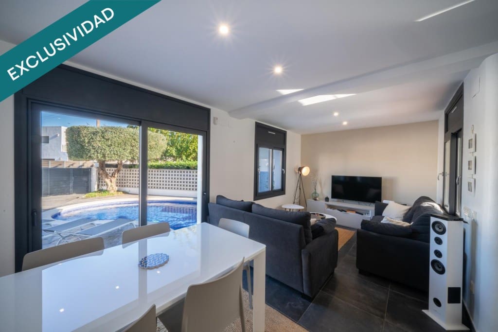 4 soverom Villa til salgs i Empuriabrava med svømmebasseng garasje - € 695 000 (Ref: 9894123)