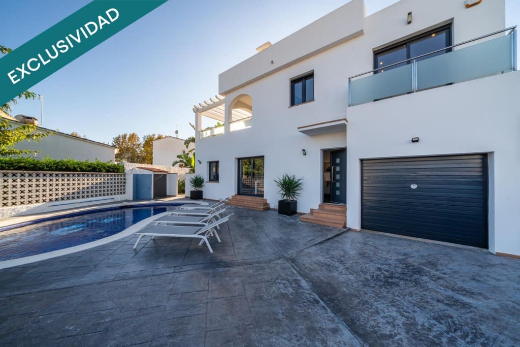 4 soverom Villa til salgs i Empuriabrava med svømmebasseng garasje - € 695 000 (Ref: 9894123)