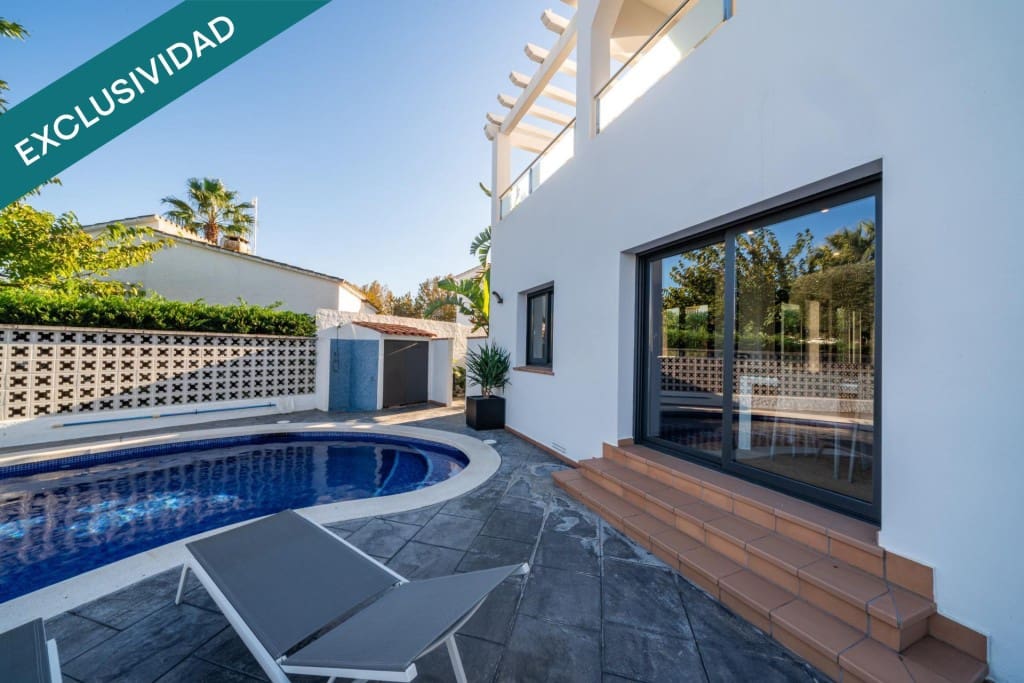 4 soverom Villa til salgs i Empuriabrava med svømmebasseng garasje - € 695 000 (Ref: 9894123)