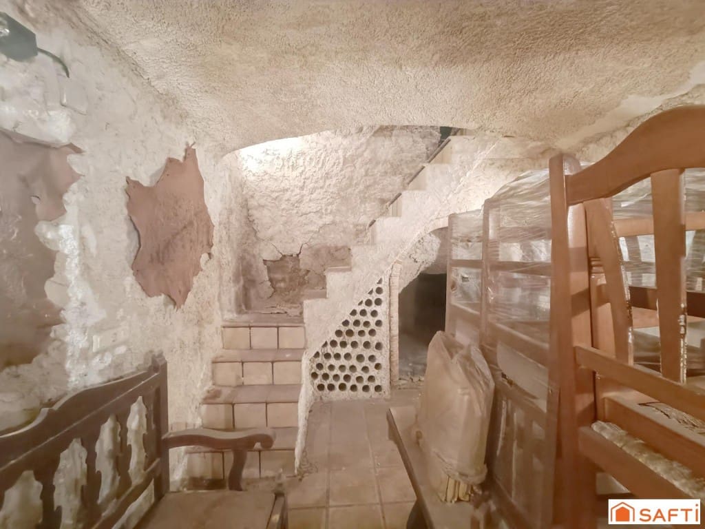 11 bedroom Terraced Villa for sale in Villarta de San Juan with garage - € 164,000 (Ref: 9899313)