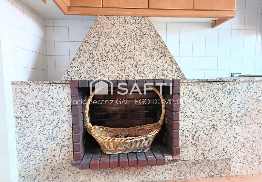 6 bedroom Villa for sale in Carnota - € 180,000 (Ref: 9906913)