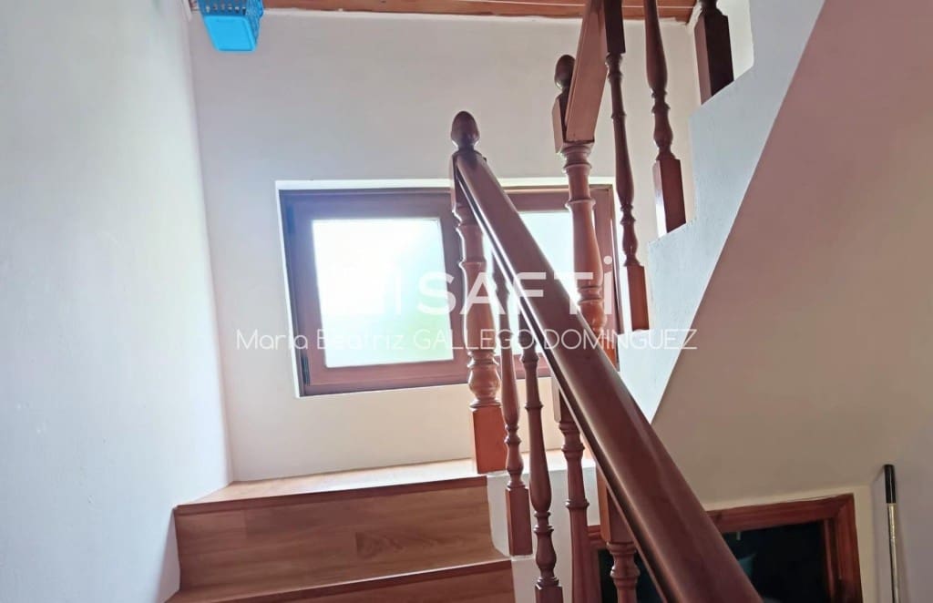 6 bedroom Villa for sale in Carnota - € 180,000 (Ref: 9906913)