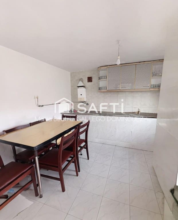 6 bedroom Villa for sale in Carnota - € 180,000 (Ref: 9906913)