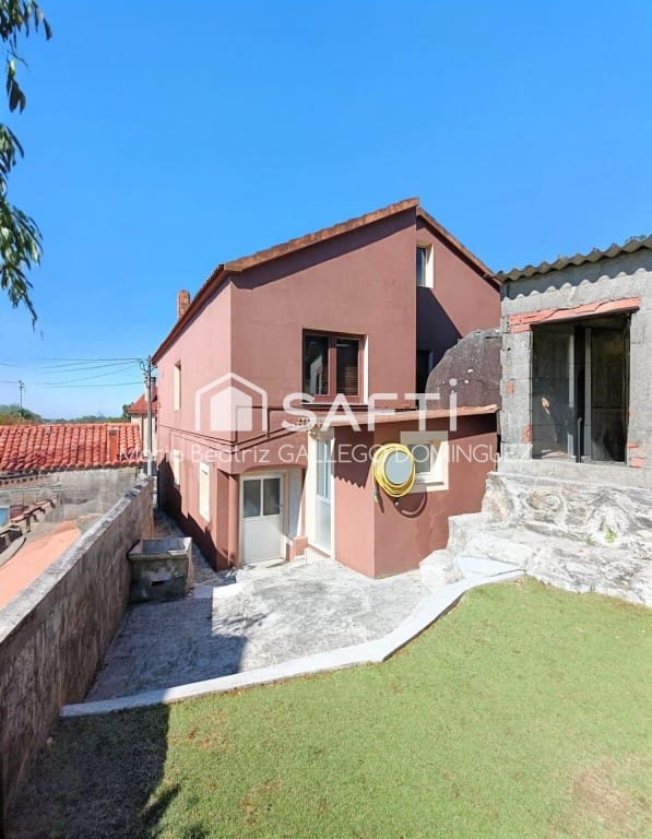 6 bedroom Villa for sale in Carnota - € 180,000 (Ref: 9906913)
