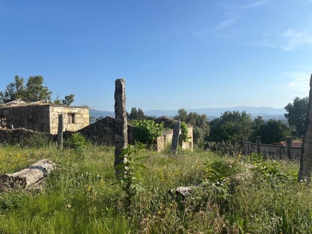 6 bedroom Finca/Country House for sale in Salvaterra de Miño with garage - € 95,000 (Ref: 9906915)