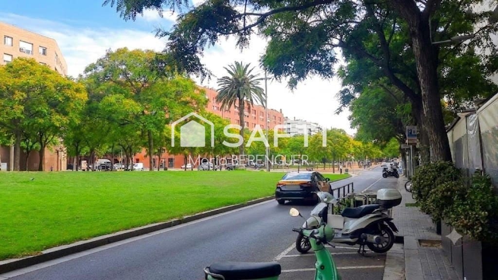 Erhverv til salg i Barcelona by - € 165.000 (Ref: 9910522)