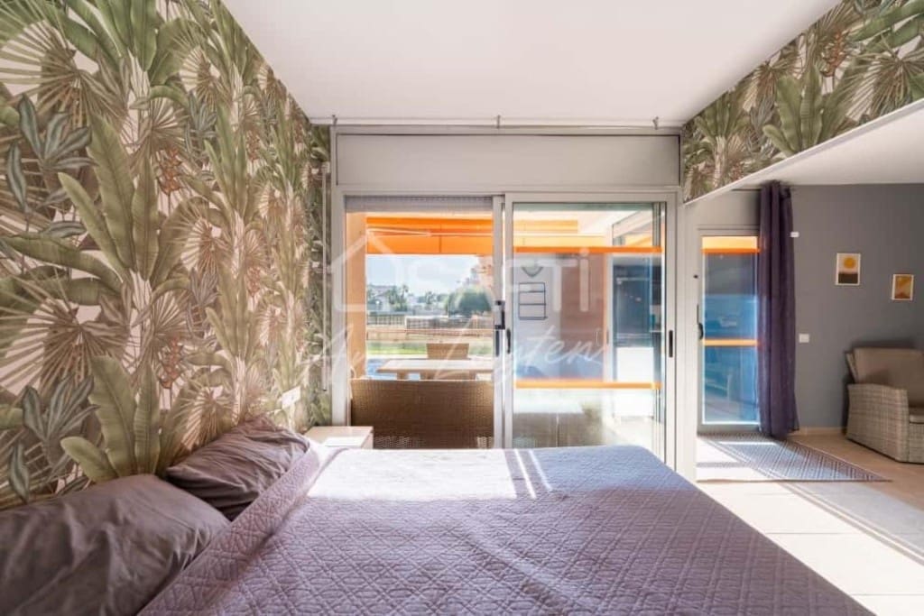 2 bedroom Apartment for sale in Roses with pool - € 235,000 (Ref: 9912796)