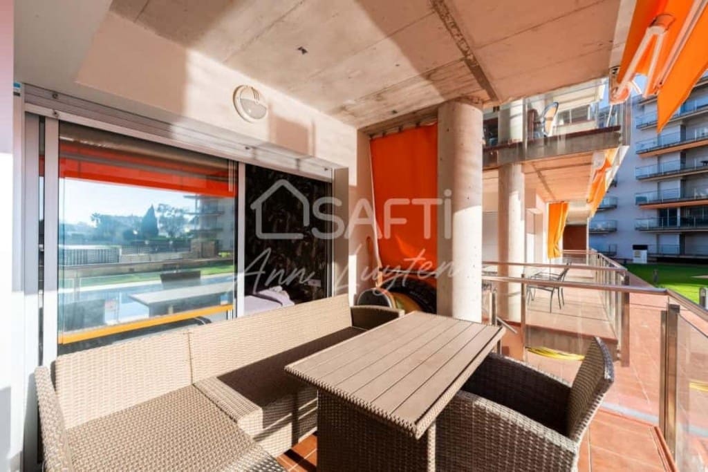 2 bedroom Apartment for sale in Roses with pool - € 235,000 (Ref: 9912796)