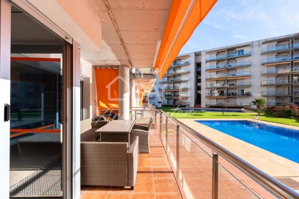 2 bedroom Apartment for sale in Roses with pool - € 235,000 (Ref: 9912796)