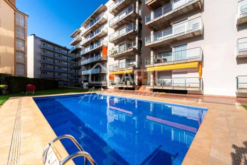 2 bedroom Apartment for sale in Roses with pool - € 235,000 (Ref: 9912796)