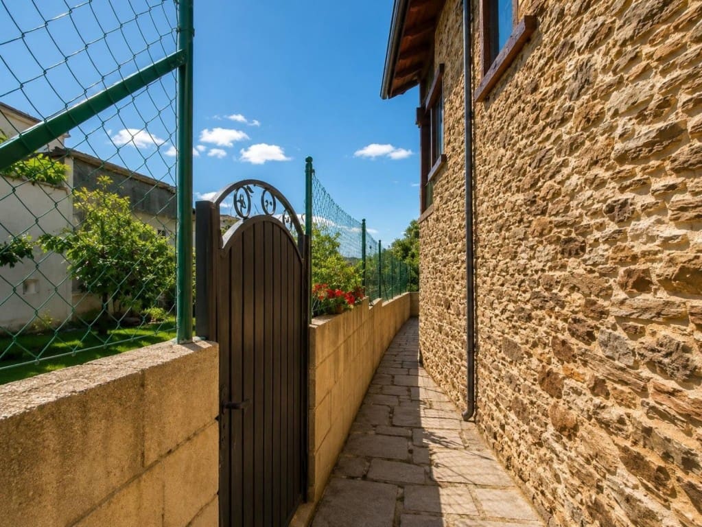 4 bedroom Terraced Villa for sale in Santa Marina del Sil - € 120,000 (Ref: 9912798)
