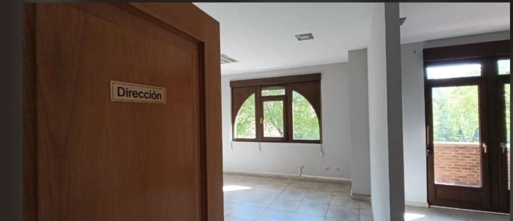 Bureau à louer à Leon ville - 600 € (Ref: 9912801)