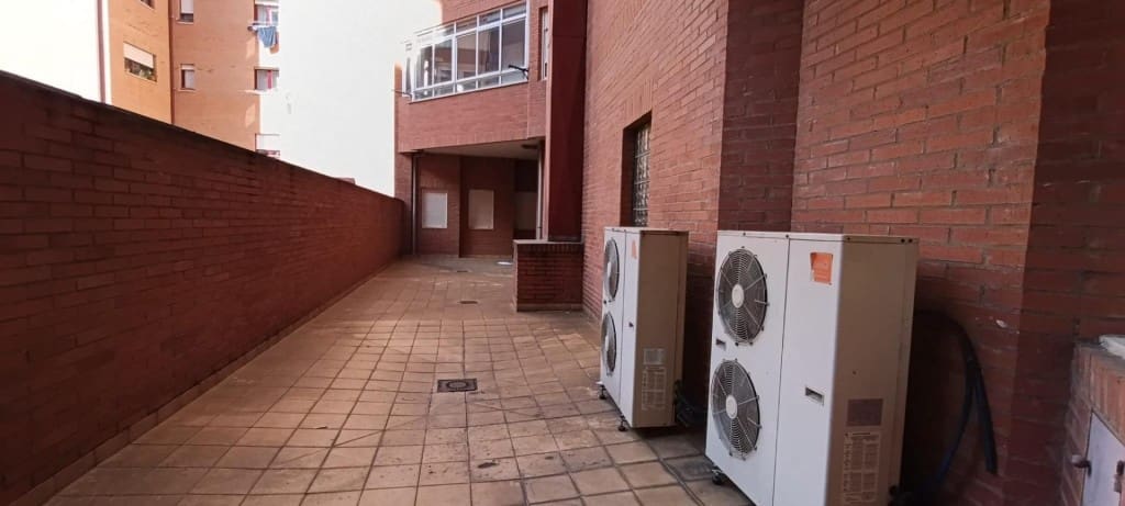 Bureau à louer à Leon ville - 600 € (Ref: 9912801)