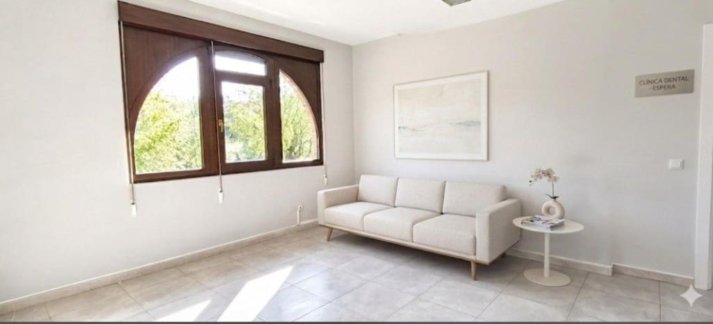 Bureau à louer à Leon ville - 600 € (Ref: 9912801)