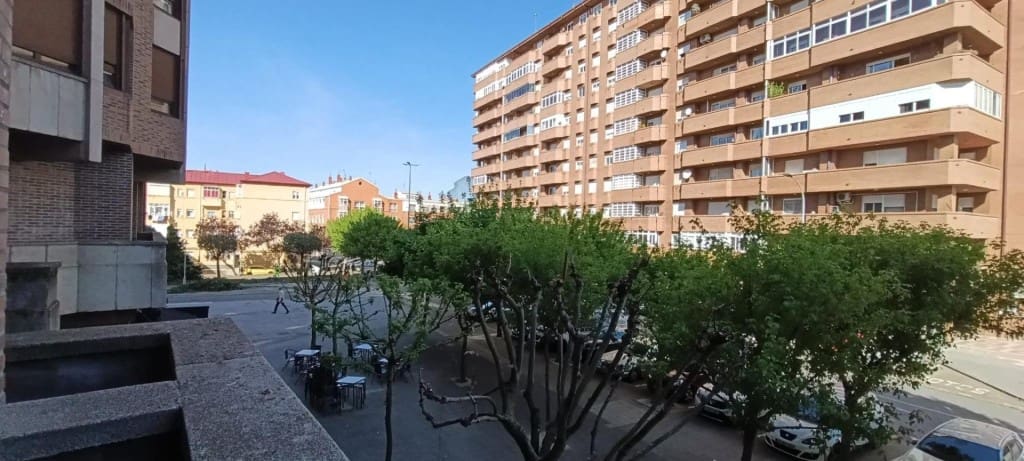 Bureau à louer à Leon ville - 600 € (Ref: 9912801)
