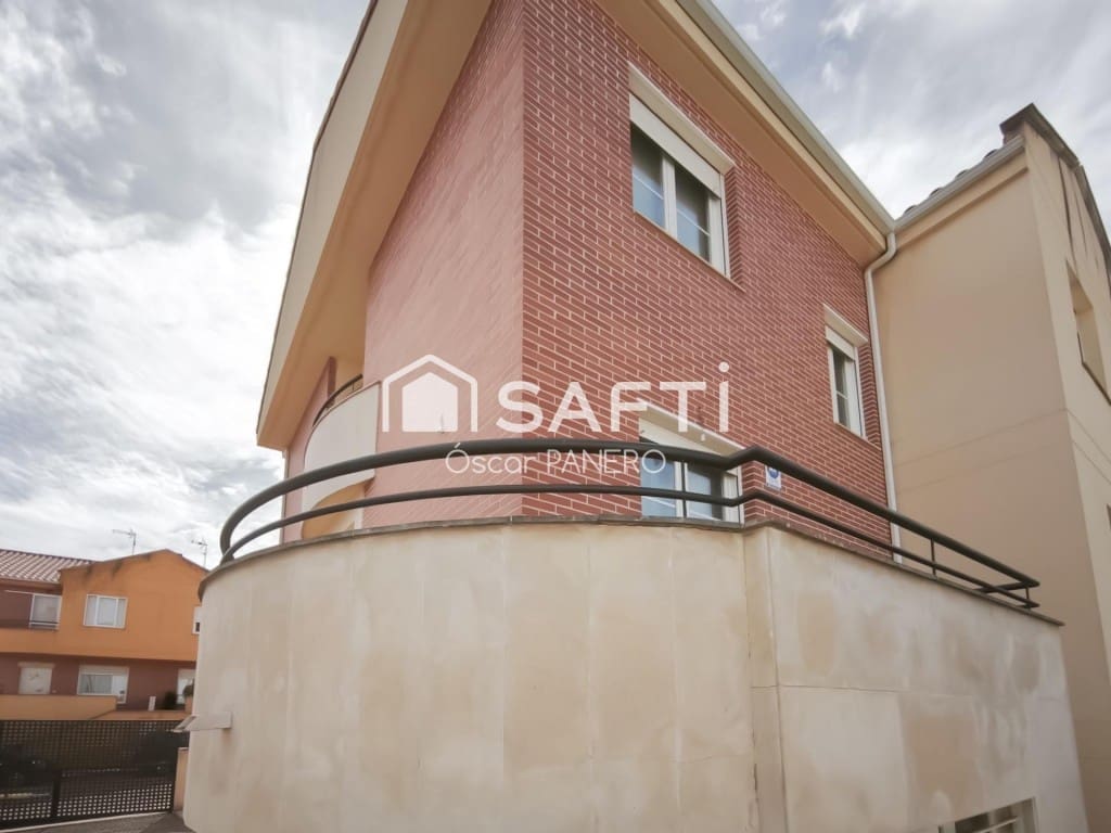 4 sovrum Villa till salu i Villaquilambre med garage - 312 000 € (Ref: 9912805)