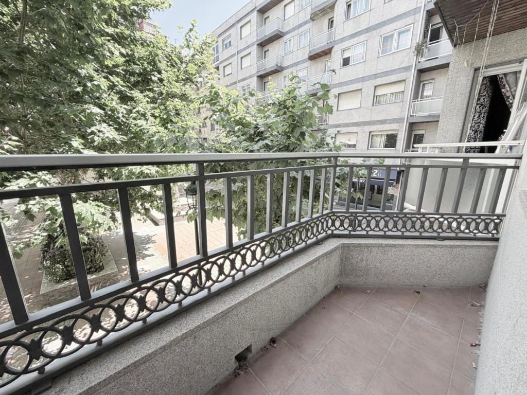 2 bedroom Apartment for sale in Vilagarcia de Arousa with garage - € 230,000 (Ref: 9915485)