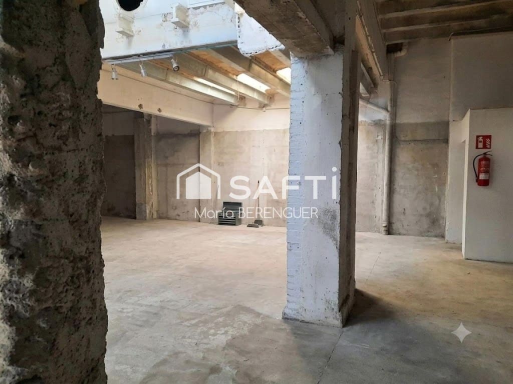 Comercial para venda em L'Hospitalet de Llobregat - 215 000 € (Ref: 9915487)