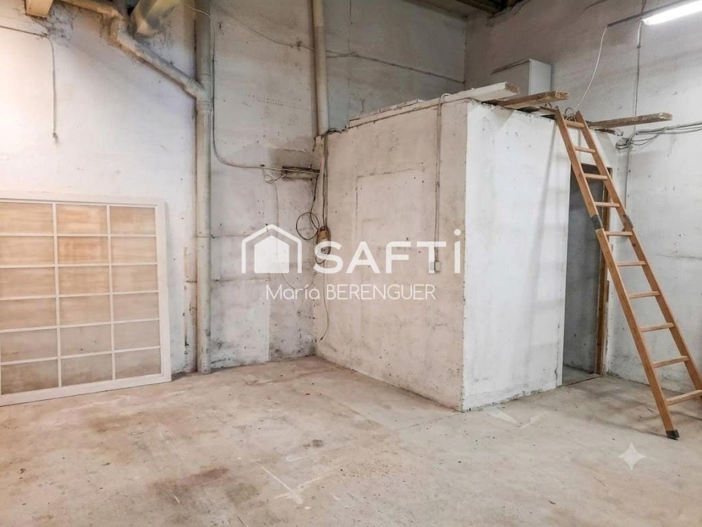 Comercial para venda em L'Hospitalet de Llobregat - 215 000 € (Ref: 9915487)