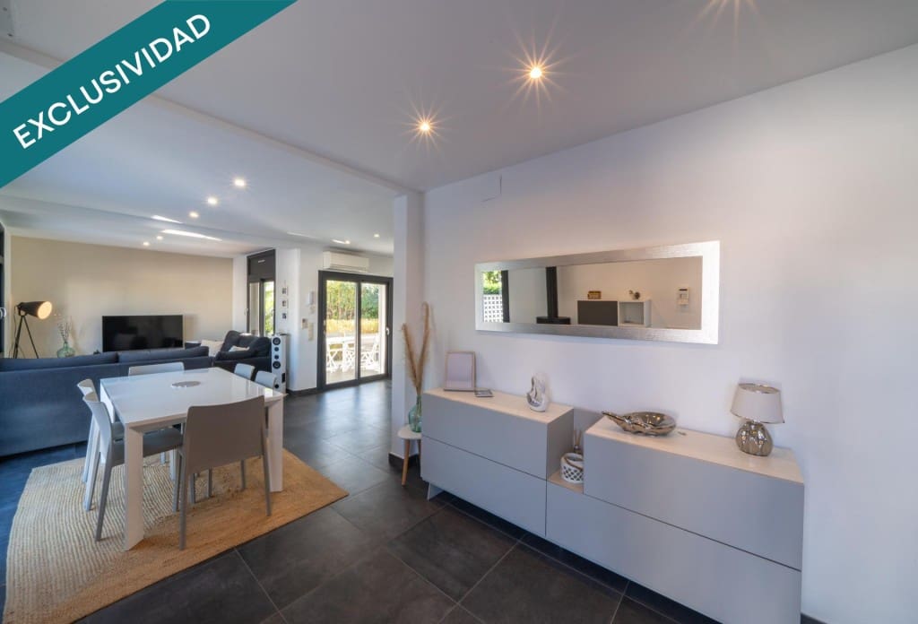4 slaapkamer Villa te koop in Empuriabrava met zwembad garage - € 695.000 (Ref: 9920101)