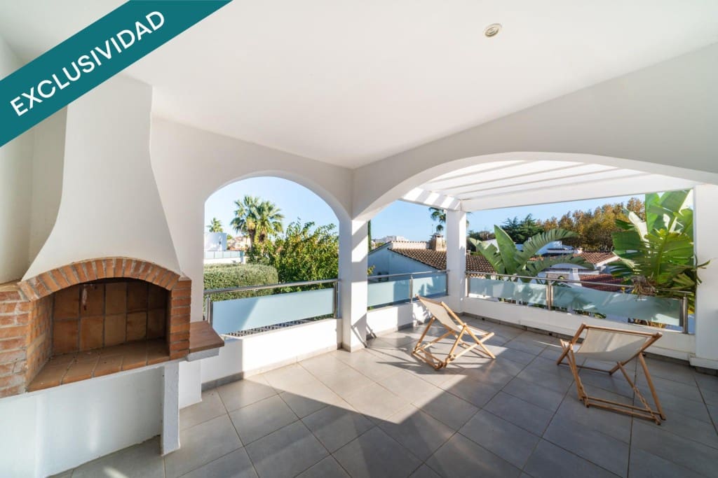 4 slaapkamer Villa te koop in Empuriabrava met zwembad garage - € 695.000 (Ref: 9920101)