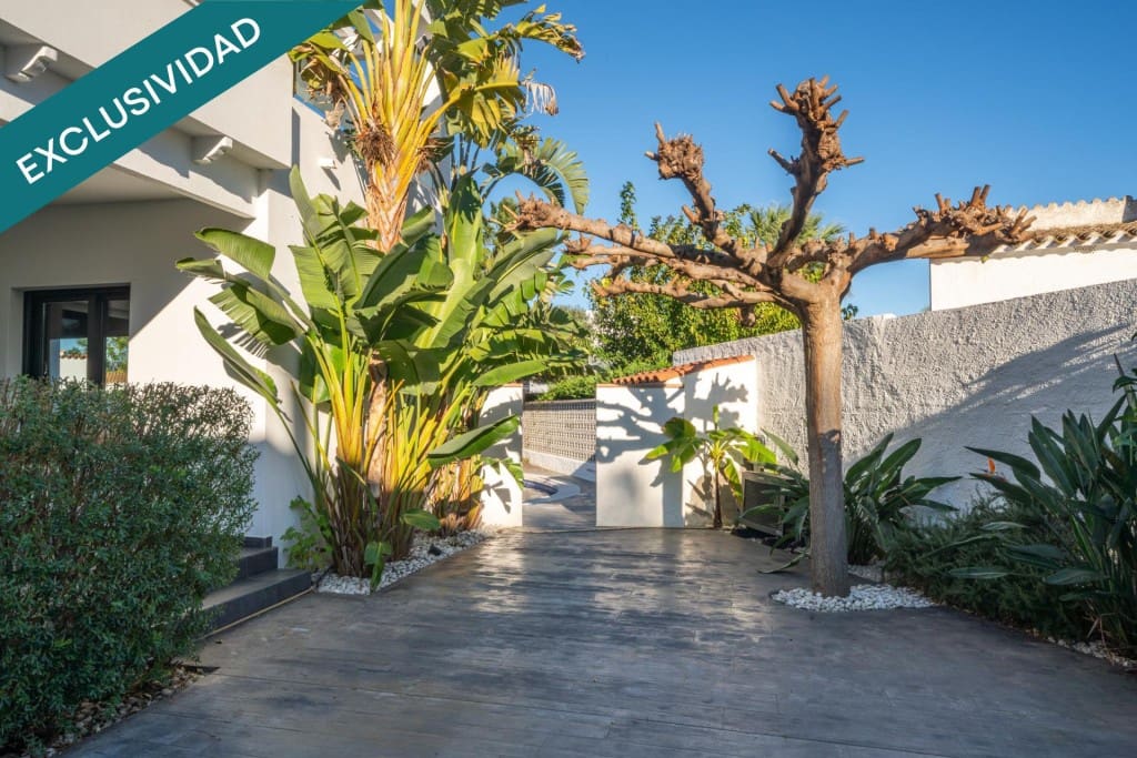 4 slaapkamer Villa te koop in Empuriabrava met zwembad garage - € 695.000 (Ref: 9920101)