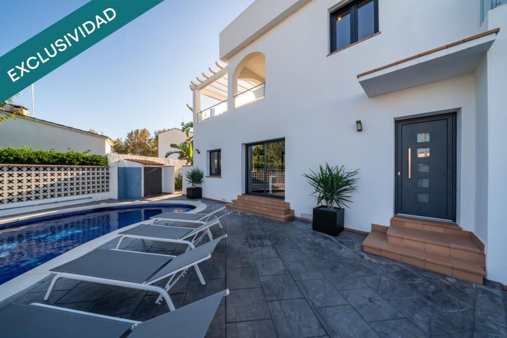 4 slaapkamer Villa te koop in Empuriabrava met zwembad garage - € 695.000 (Ref: 9920101)