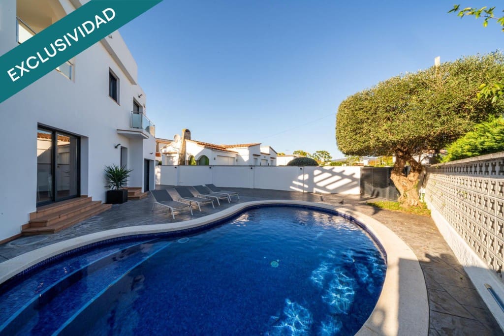 4 slaapkamer Villa te koop in Empuriabrava met zwembad garage - € 695.000 (Ref: 9920101)