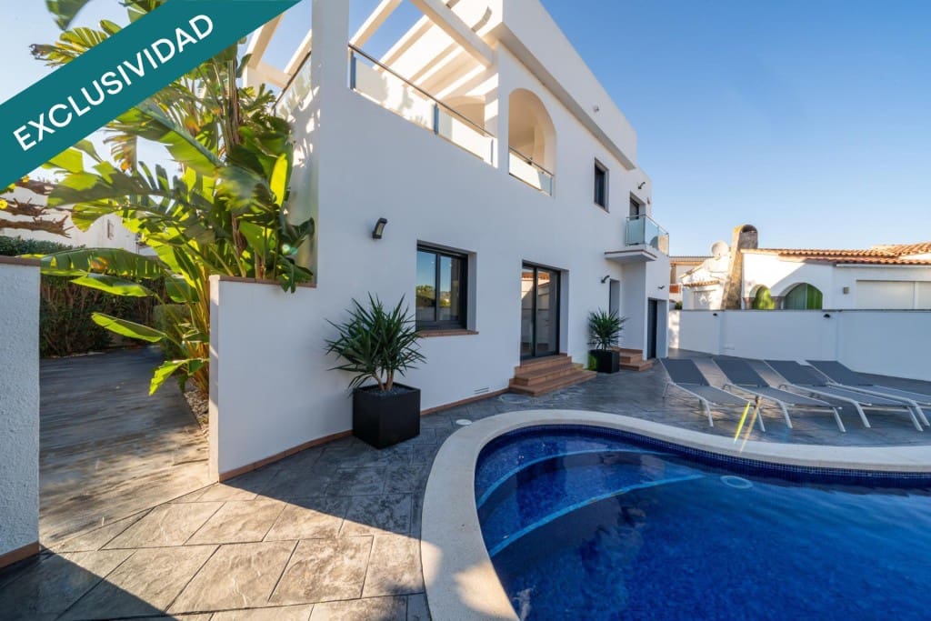 4 slaapkamer Villa te koop in Empuriabrava met zwembad garage - € 695.000 (Ref: 9920101)