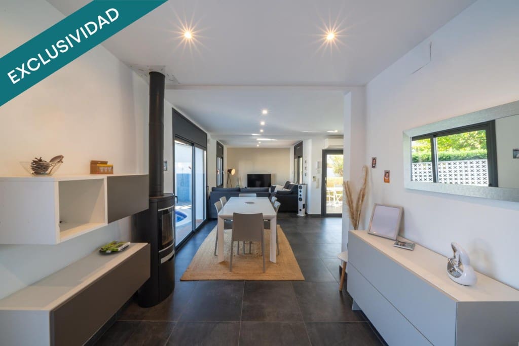 4 slaapkamer Villa te koop in Empuriabrava met zwembad garage - € 695.000 (Ref: 9920101)