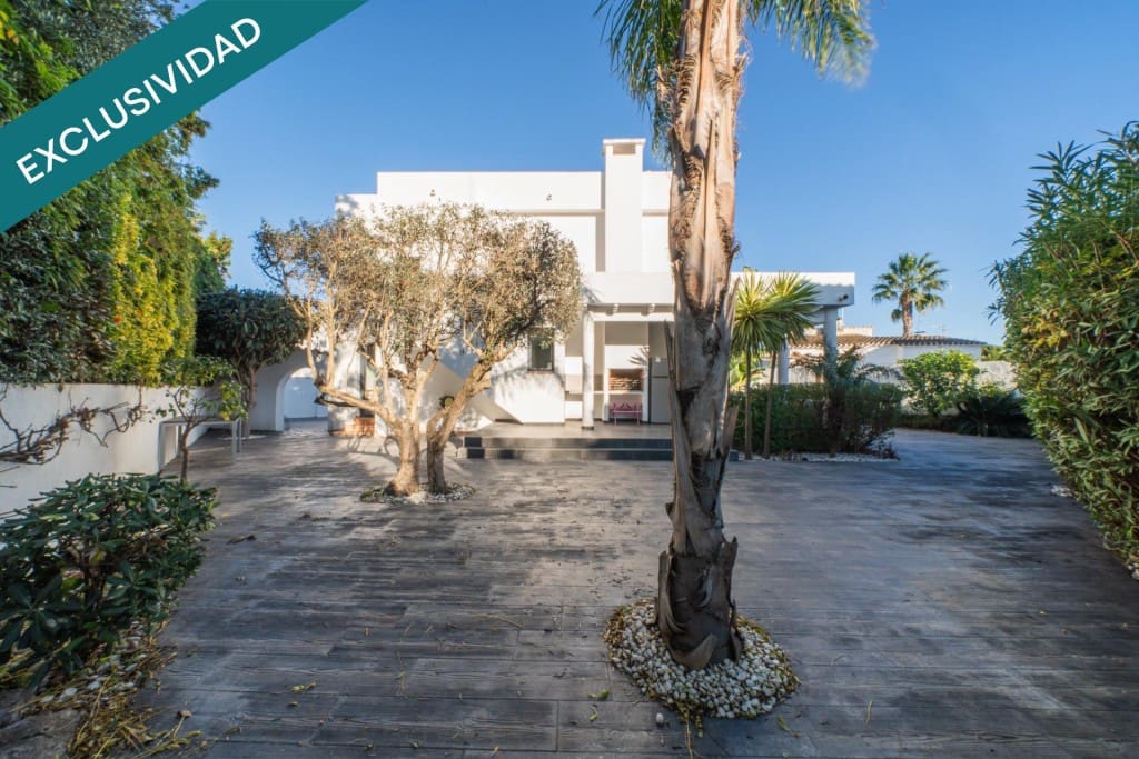 4 slaapkamer Villa te koop in Empuriabrava met zwembad garage - € 695.000 (Ref: 9920101)