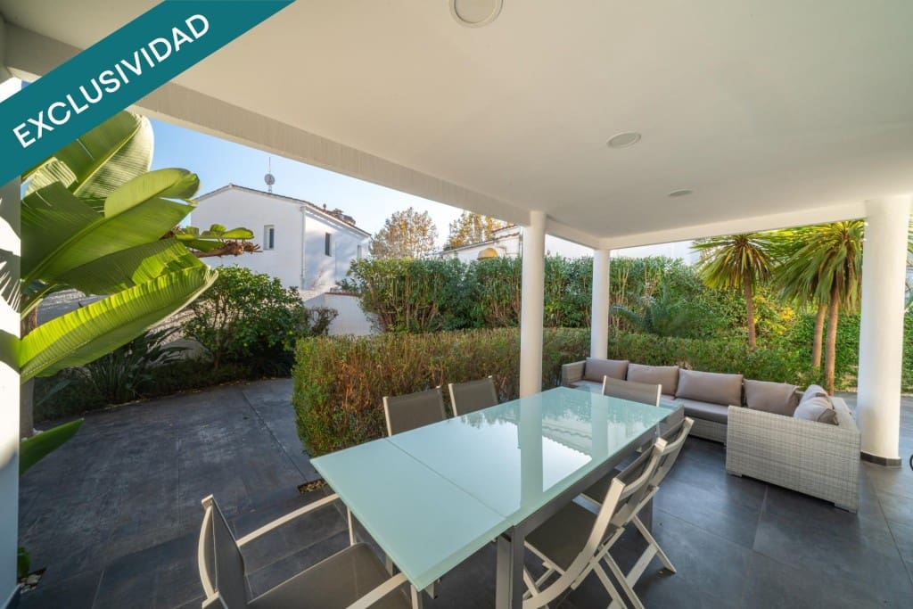 4 slaapkamer Villa te koop in Empuriabrava met zwembad garage - € 695.000 (Ref: 9920101)
