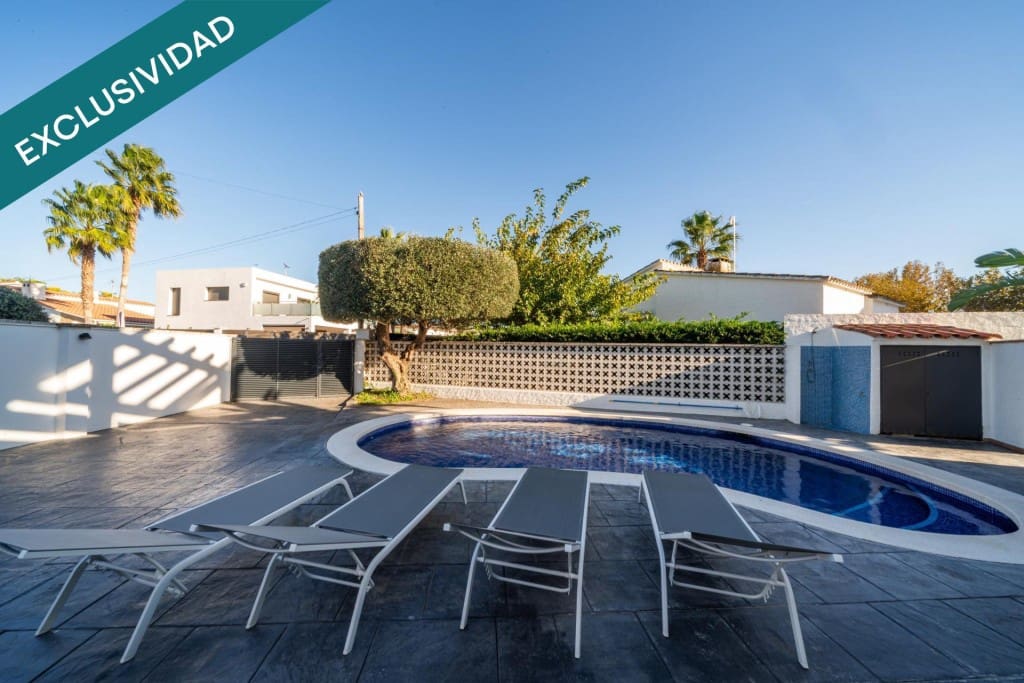 4 slaapkamer Villa te koop in Empuriabrava met zwembad garage - € 695.000 (Ref: 9920101)