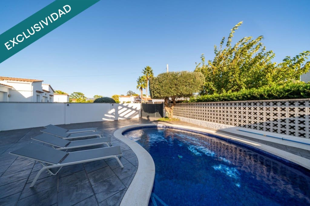 4 slaapkamer Villa te koop in Empuriabrava met zwembad garage - € 695.000 (Ref: 9920101)