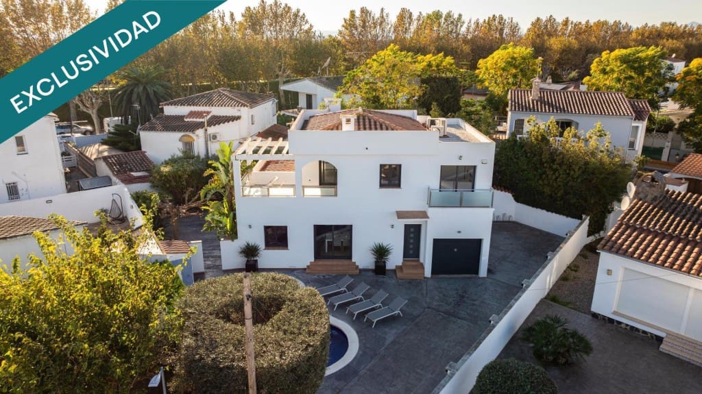4 slaapkamer Villa te koop in Empuriabrava met zwembad garage - € 695.000 (Ref: 9920101)